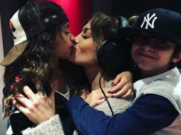 . Max la abraza por la espalda, mientras que la cantante abraza y besa en la boca a su hija. TWITTER / @JLo