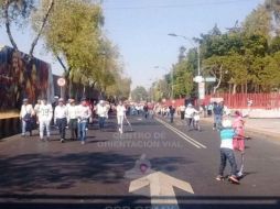 Alrededor de 200 integrantes de la organización Taxistas Independientes participan en la protesta. TWITTER /  @OVIALCDMX