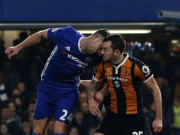 El momento del choque de cabezas entre Cahill (I) y Mason (D) AFP / A. Dennis