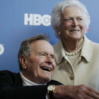 Mejora salud de ex presidente George H.W. Bush y su esposa