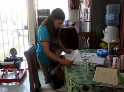 Ana Karen Copado imparte clases a su hijo Mateo en casa. La zona donde viven no cuenta con escuelas cercanas. EL INFORMADOR / M. Vázquez