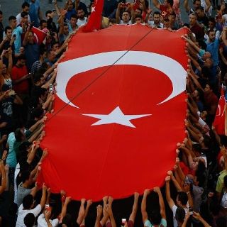 Turquía despide a 367 funcionarios y cierra dos canales de TV