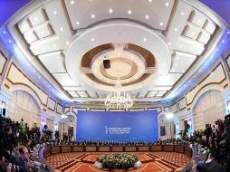 La escenificación del comienzo de las conversaciones tuvo lugar en una sala de reuniones del hotel Rixos President Astana. AFP / K. Kudryavtsev