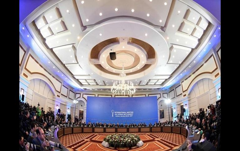 La escenificación del comienzo de las conversaciones tuvo lugar en una sala de reuniones del hotel Rixos President Astana. AFP / K. Kudryavtsev