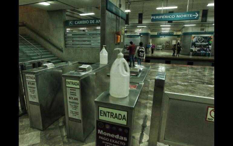 El Sistema de Tren Eléctrico Urbano ofrece gel antibacterial a los pasajeros al entrar a las estaciones. EL INFORMADOR / E. Barrera