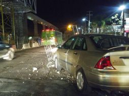 El chofer resulta lesionado de forma leve, sin embargo, se determinó solicitar el apoyo de paramédicos municipales para su atención. ESPECIAL /