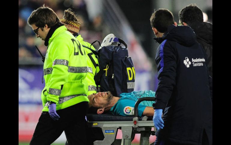 En el minuto ocho, Busquets debió ser sustituido debido a un violento pisotón que recibió en el tobillo derecho. AFP / A. Gillenea