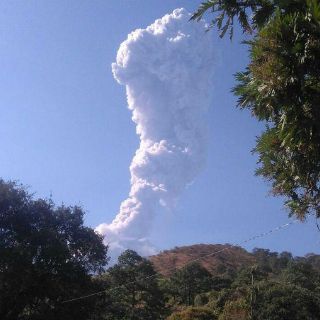 Volcán El Colima emite fumarola de más de 3.5 kilómetros
