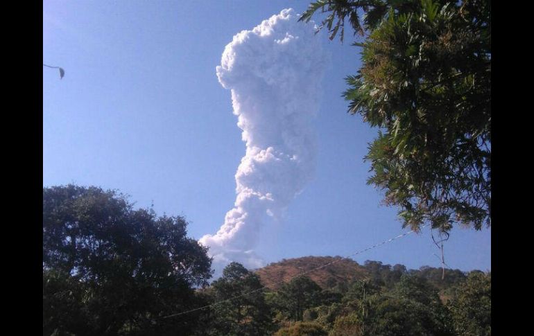 La exhalación del volcán ocurrió a las 15:48 horas. TWITTER / @PCJalisco