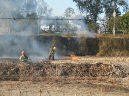 Los bomberos dijeron que lograron sofocar el fuego en tractores y maquinaria agrícola dentro de unos de los predios. ESPECIAL / Bomberos de Zapopan