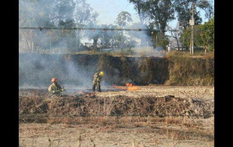 Los bomberos dijeron que lograron sofocar el fuego en tractores y maquinaria agrícola dentro de unos de los predios. ESPECIAL / Bomberos de Zapopan
