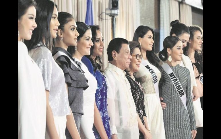 En Filipinas. Kristal posa junto al presidente filipino, Rodrigo Duterte, y con el resto de las candidatas a Miss Universo. EFE /