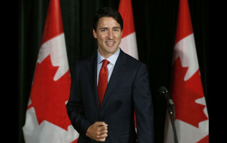 Justin Trudeau saluda a la prensa antes de reunirse con su gabinete. AP / T. Korol