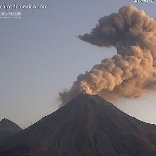 Volcán El Colima emite fumarola de casi dos kilómetros
