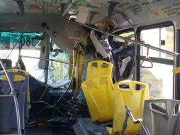 En el percance, la unidad de la ruta 380 impactó de frente, del lado contrario al chofer al camión de carga pesada. ESPECIAL /