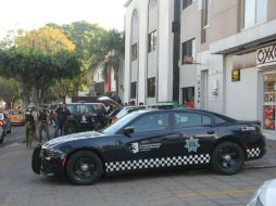 Policía tapatía localiza a los presuntos ladrones abordo de un vehículo Renault en la colonia Arcos Vallarta. ESPECIAL /