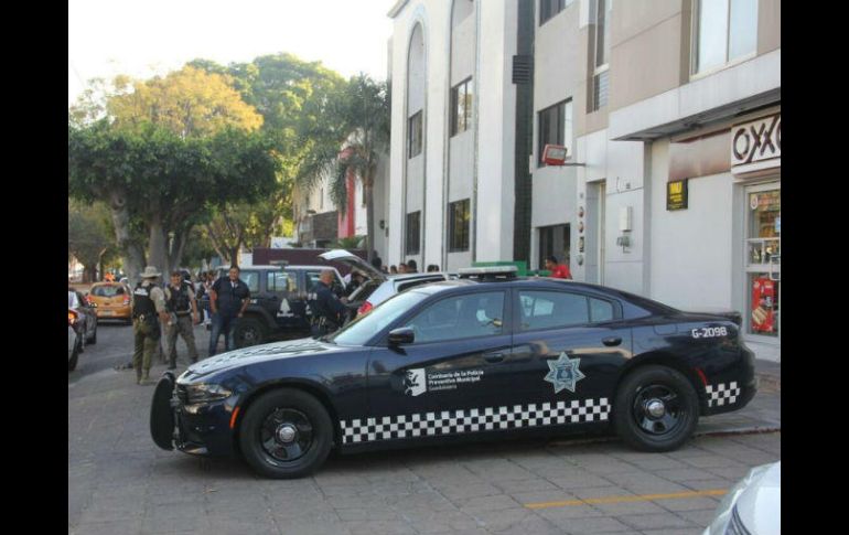 Policía tapatía localiza a los presuntos ladrones abordo de un vehículo Renault en la colonia Arcos Vallarta. ESPECIAL /