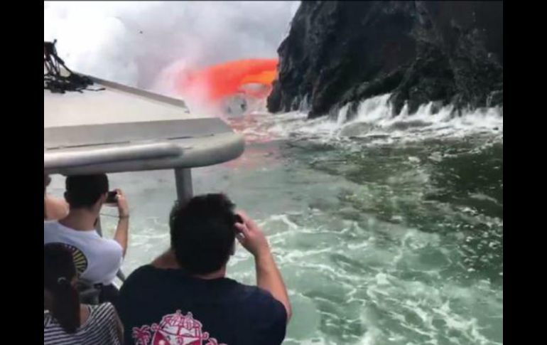 Pudieron presenciar el momento en que la lava incandescente entraba en contacto con el agua. FACEBOOK / Lava Ocean Tours, INC