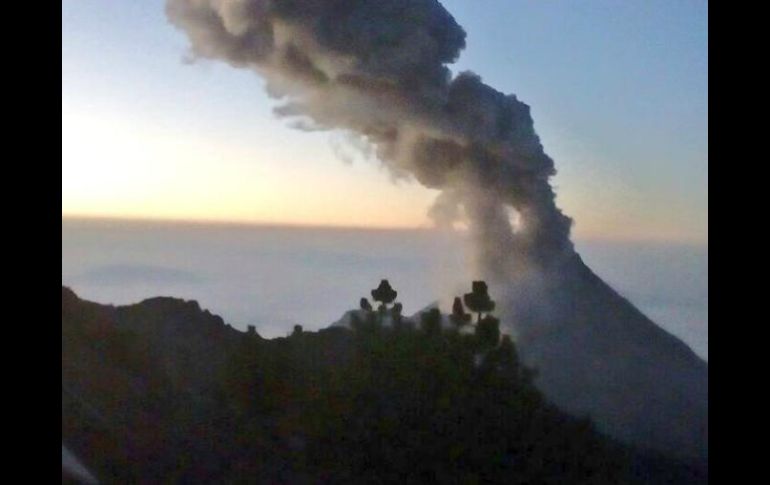 El Volcán está entrando a su ciclo eruptivo final, de acuerdo al comportamiento que ha tenido desde hace muchos años. TWITTER / @PCJalisco