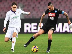 Chiesa (I) de la Fiorentina, y Hamsik (D), del Nápoles, pugnan por un balón. EFE / C. Fusco