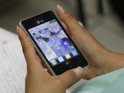 Un estudio señala que los jóvenes se comunican más con su familia o amigos por redes sociales que en persona. NTX / ARCHIVO