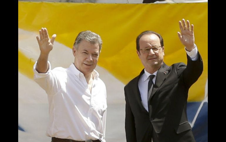 Hollande se encontró en Bogotá con víctimas a las que también expresó el apoyo de Francia. AP / R. Mazalan