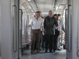 Aristóteles Sandoval y Gerardo Ruiz Esparza presentaron ayer el primer tren que recorrerá la Línea 3. EL INFORMADOR / F. Atilano
