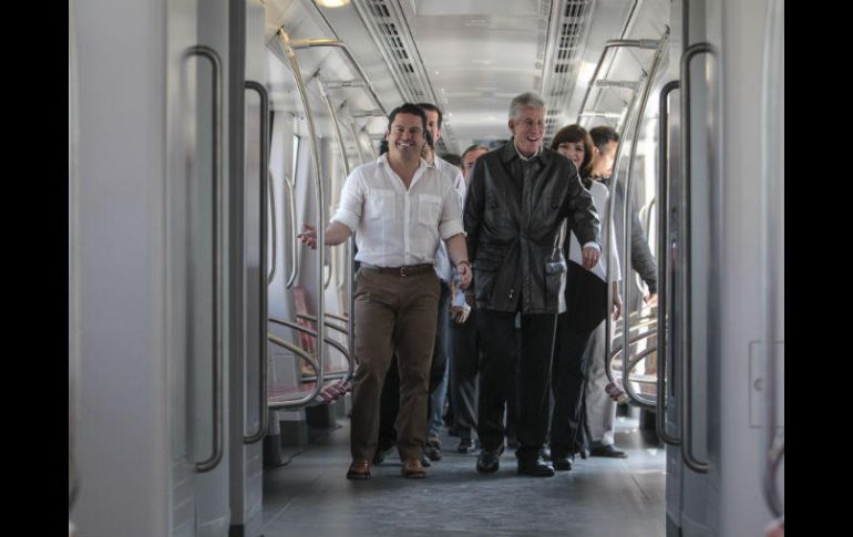Aristóteles Sandoval y Gerardo Ruiz Esparza presentaron ayer el primer tren que recorrerá la Línea 3. EL INFORMADOR / F. Atilano