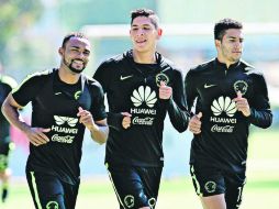 Estreno. Cecilio Domínguez (centro) podría debutar ante los Tiburones Rojos de Veracruz. MEXSPORT /