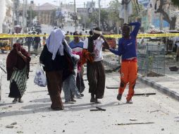 Un hombre herido recibe ayuda tras el ataque. EFE / S. Yusuf