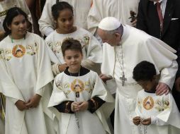El Papa acaricia a unos niños poco antes de iniciar la audiencia. AP / A. Tarantino