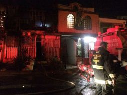 Bomberos de Guadalajara se encargaron de consumir las llamas dentro de la finca. ESPECIAL / Bomberos Guadalajara