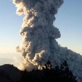 Cae ceniza del Volcán de Colima en Zapotiltic