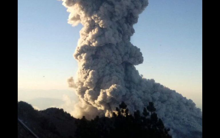 La explosión del coloso ubicado en los límites de Colima y Jalisco ocurre a las 07:49 horas. TWITTER / @PCJalisco