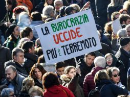 Los participantes usan pancartas en las que subrayaban su voluntad de permanecer en sus localidades, muchas de ellas destrozadas. AFP / A. Solari