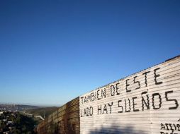 El presidente Donald Trump asegura a la televisión que la construcción del muro empezará en unos meses. AFP / G. Arias