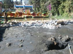 Una grieta dentro del canal de  Xochimilco, ocasionó una fuga de agua que dejó un dique de 400 metros cuadrados. NTX / ESPECIAL