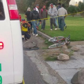 Arrollan a ciclistas en carretera a Nogales; muere uno
