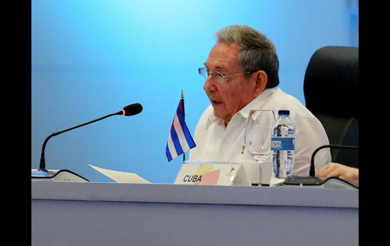 Raúl Castro tendió su mano a Trump durante la cumbre de Estados Latinoamericanos y Caribeños. EFE / L. Muñoz