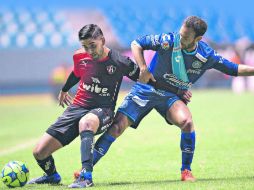 Gaddi Aguirre forcejea con Gonzalo Ramos por el esférico. Los suplentes del equipo rojinegro no le demostraron nada a su timonel. MEXSPORT /