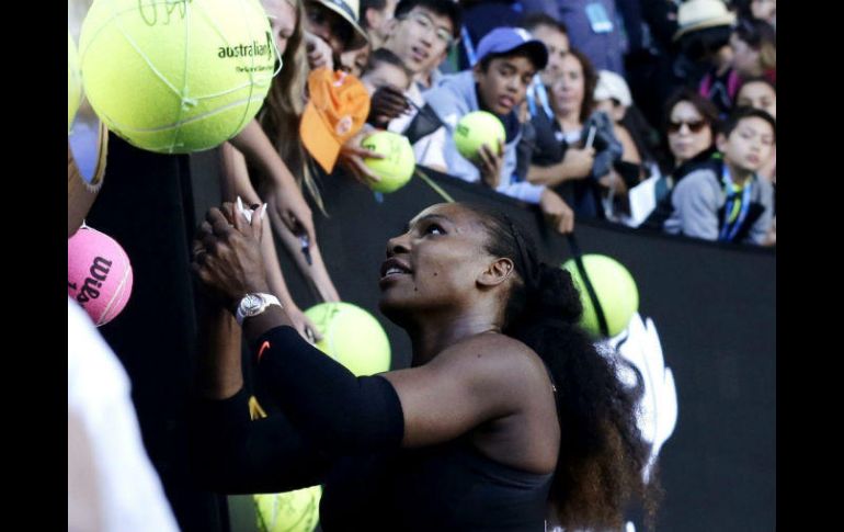 Serena Williams firma autógrafos tras su victoria. EFE / M. Cristino