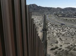 En la frontera hay tres mil 185 kilómetros; sin embargo, sólo existe un muro en mil 100. AP / C. Torres
