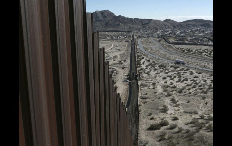 En la frontera hay tres mil 185 kilómetros; sin embargo, sólo existe un muro en mil 100. AP / C. Torres