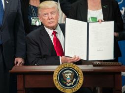Trump firmó ayer la orden ejecutiva para la construcción del muro, y prometió más centros de detención para indocumentados. AFP / N. Kamm