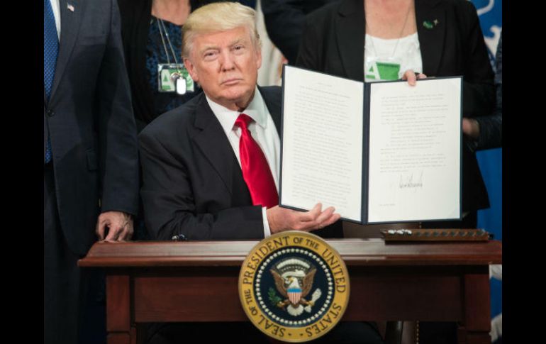 Trump firmó ayer la orden ejecutiva para la construcción del muro, y prometió más centros de detención para indocumentados. AFP / N. Kamm