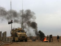 Soldados iraquíes encienden una fogata en uno de los barrios liberados para calentarse ante las bajas temperaturas. AP /  K. Mohammed