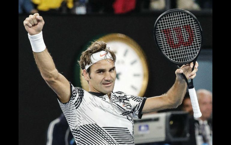 La última vez que Federer levantó la copa de campeón en Australia fue en 2010. EFE / M. Nagi