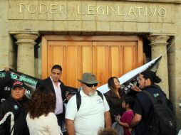 Las tres entradas del edificio legislativo se encuentran bloqueadas por inconformes con las medidas por el gasolinazo. EL INFORMADOR / M. Vargas