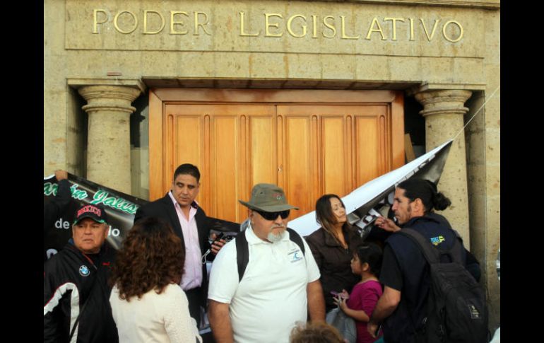 Las tres entradas del edificio legislativo se encuentran bloqueadas por inconformes con las medidas por el gasolinazo. EL INFORMADOR / M. Vargas