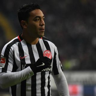 Frankfurt, sin Marco Fabián, visita al Schalke